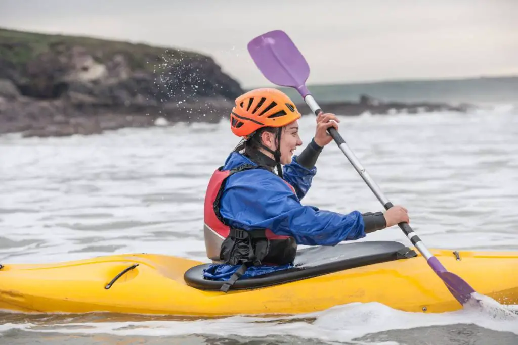 Young woman kayaking: Why Is It Important To Minimize Paddle Drip