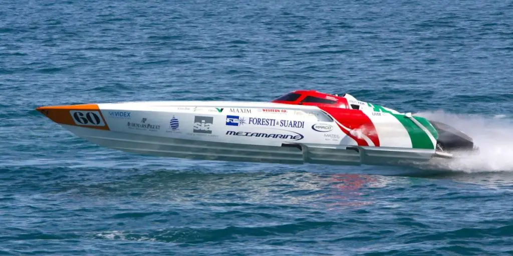 Cigarette boat: Powerboat racing