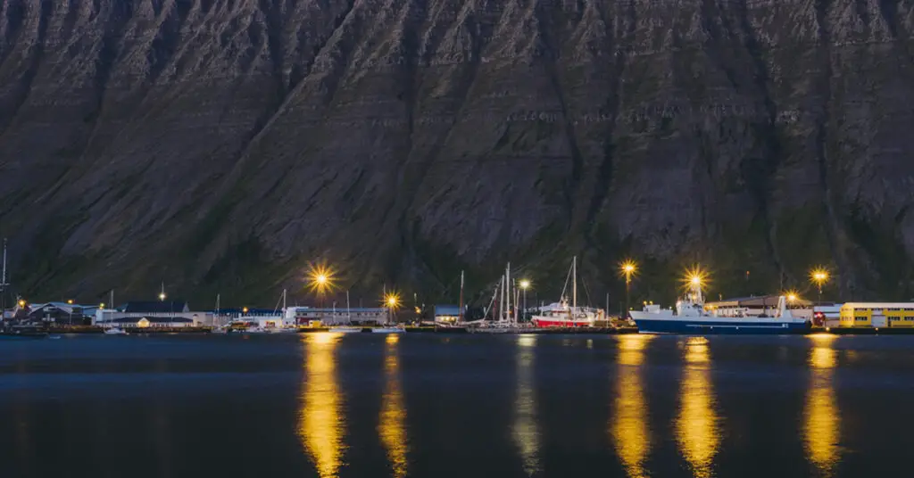 Meaning of a Single White Light on a Boat at Night Essential Knowledge