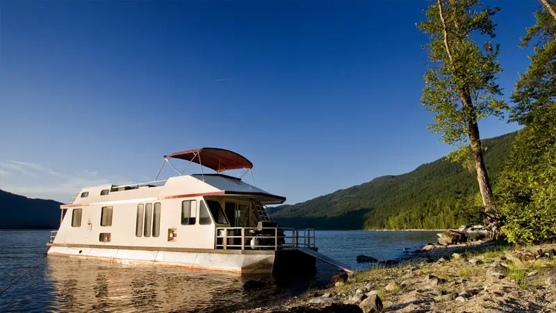 The Intriguing Allure of Houseboat Living