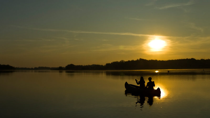 Canoeing vs. Rafting: Paddling Techniques