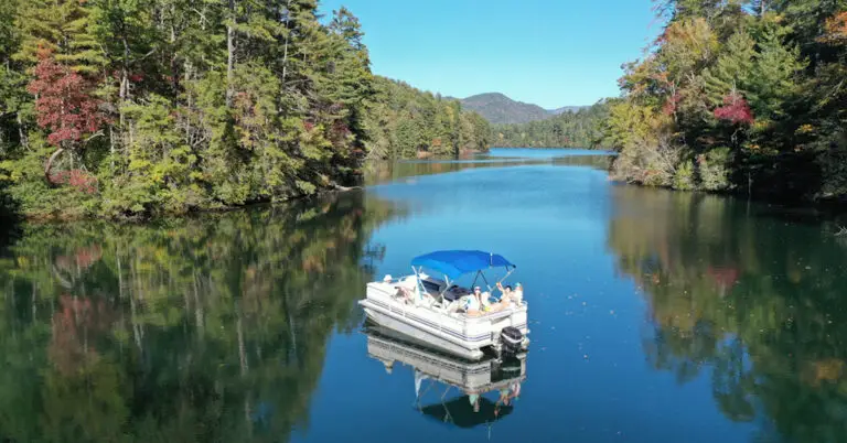 Pontoon vs. Speed Boat: Which Watercraft Suits Your Lifestyle and Needs?