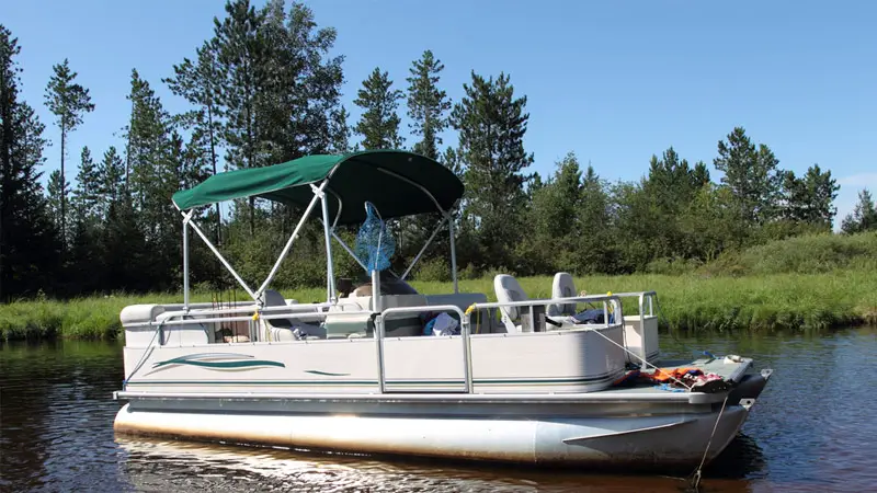 Deck Layouts of Pontoon Boats and Speed Boats: Comparing Space and Comfort